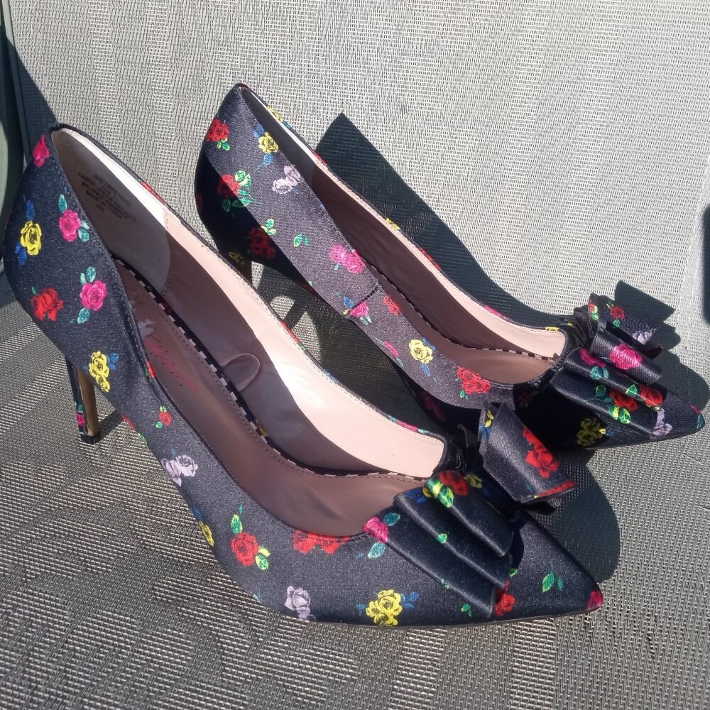 Betsey Johnson Women's sz 11 Pump Bow High Heel Floral / Flower LIKE NEW Unique